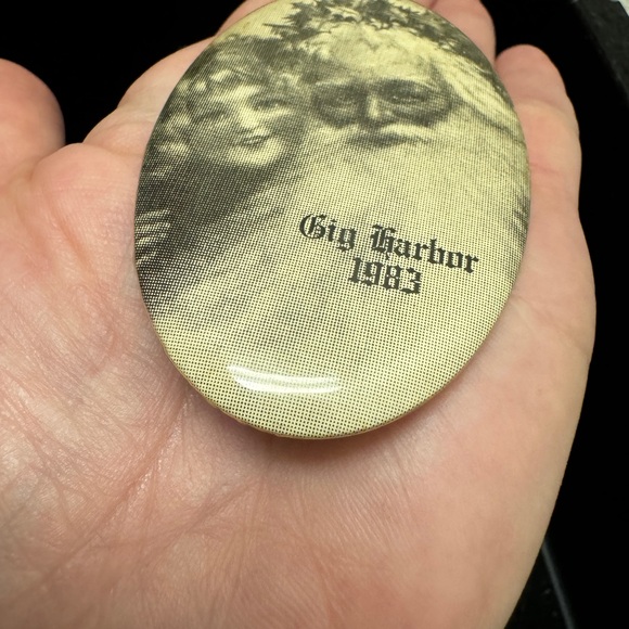 Vintage Gig Harbor, Wa Christmas Button Pin Brooch Oval Laminated 1983 - Picture 7 of 8